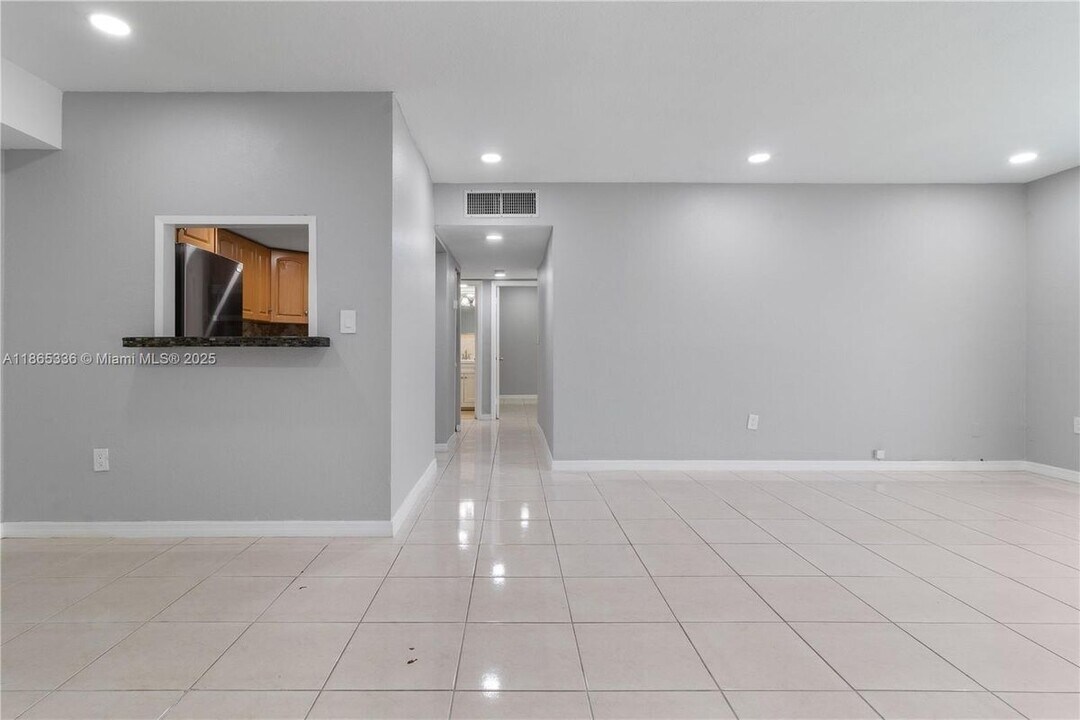 7953 SW 104th St in Miami, FL - Building Photo