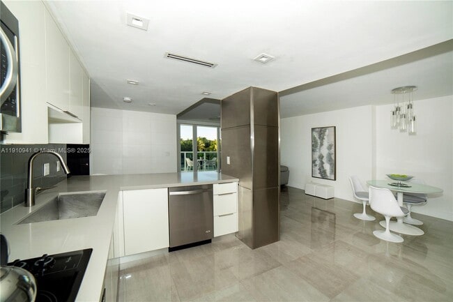 100 Bayview Dr in Sunny Isles Beach, FL - Building Photo - Building Photo