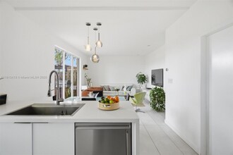 16061 NW 24th St in Pembroke Pines, FL - Foto de edificio - Building Photo