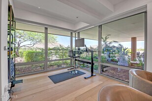 7117 E Rancho Vista Dr in Scottsdale, AZ - Building Photo