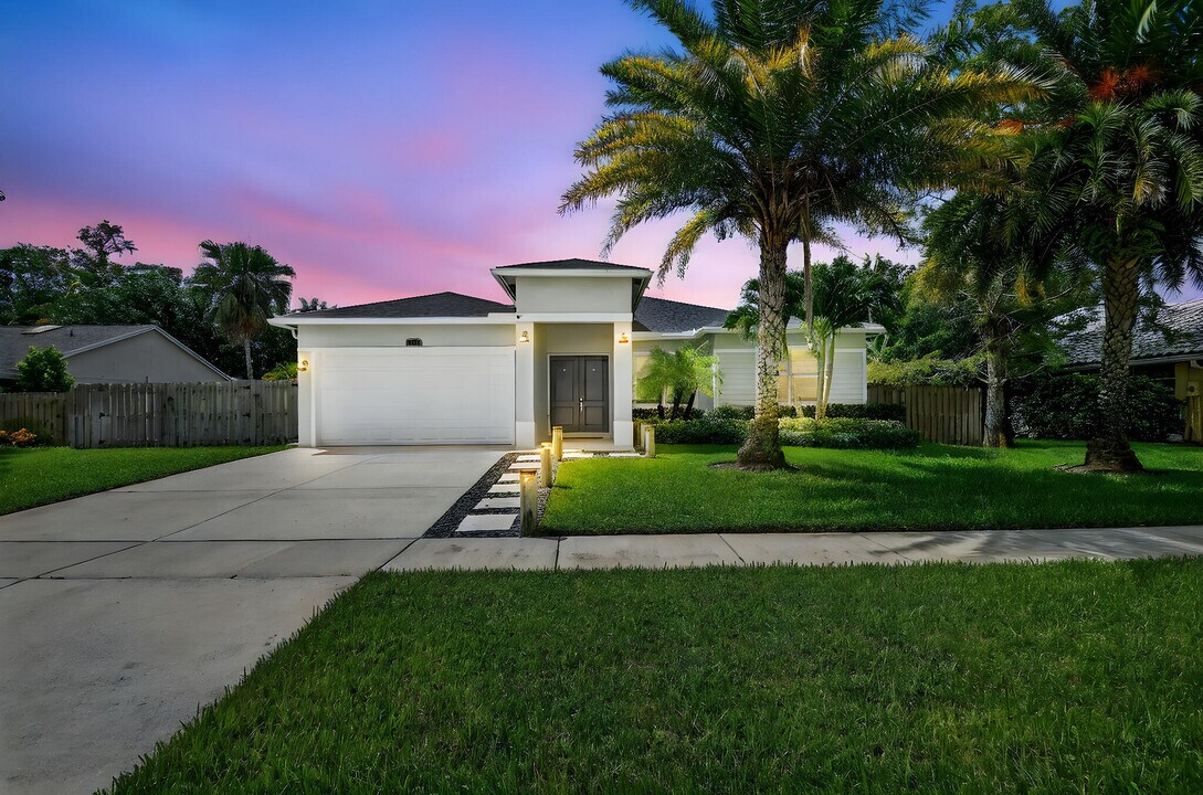 13458 Brixham St in Wellington, FL - Building Photo