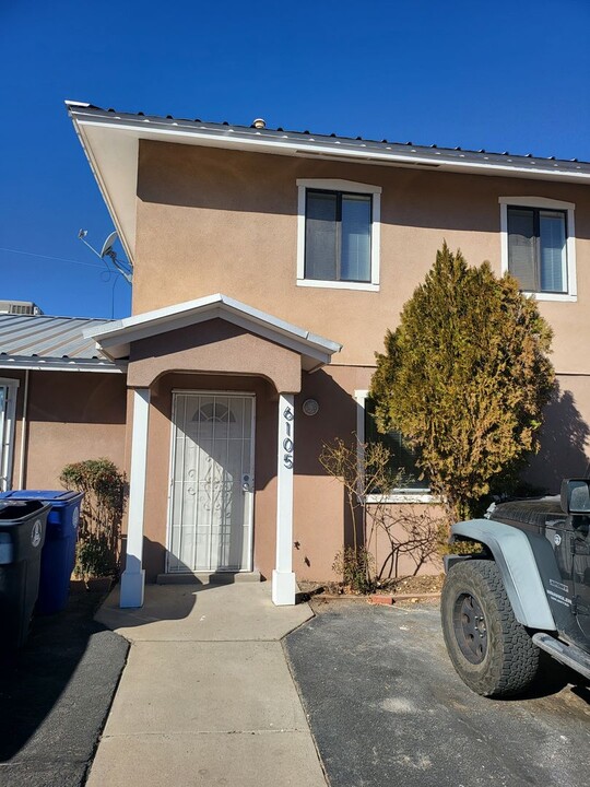 6105 Calle Ocho NW in Albuquerque, NM - Foto de edificio