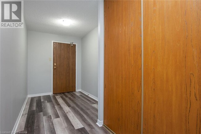 35 Green Valley Dr in Kitchener, ON - Building Photo - Building Photo