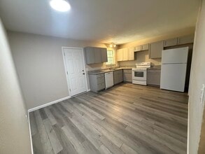 122 Hampton Dr in Crestview, FL - Building Photo - Building Photo