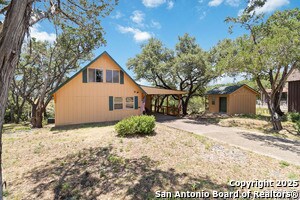 2676 Woodcrest Dr in Canyon Lake, TX - Foto de edificio