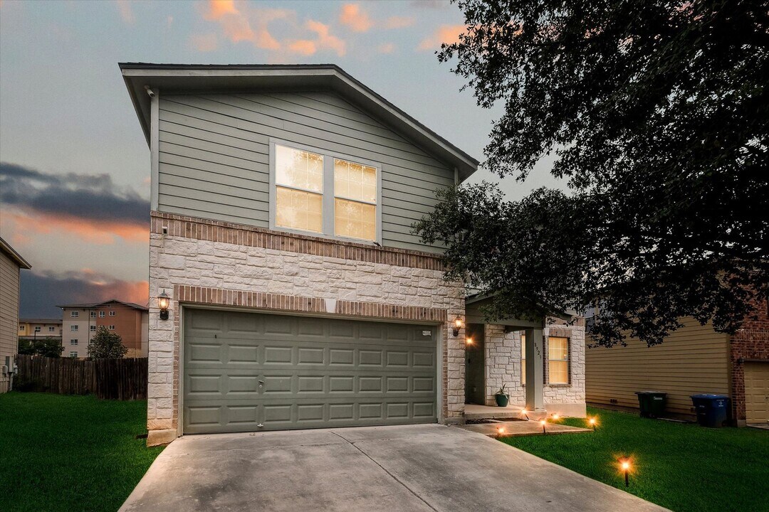 8923 Catkin Mdw in San Antonio, TX - Building Photo