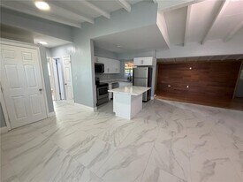 4210 SW 10th St in Plantation, FL - Building Photo