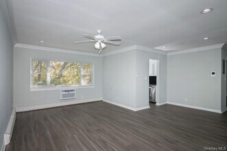 92 S Clinton Ave in Bay Shore, NY - Building Photo - Building Photo