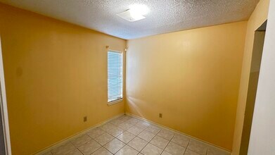 100 Aurora St in Laredo, TX - Foto de edificio - Building Photo