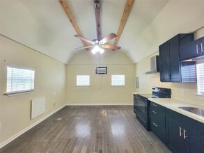 12150 Old County Rd in Willis, TX - Foto de edificio - Building Photo