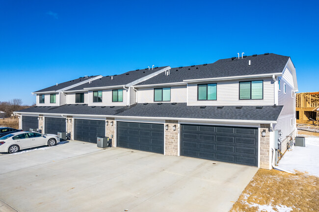 Willow Creek Rowhomes in West Des Moines, IA - Foto de edificio - Building Photo