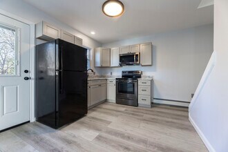 5 School Ln in South Kingstown, RI - Foto de edificio - Building Photo