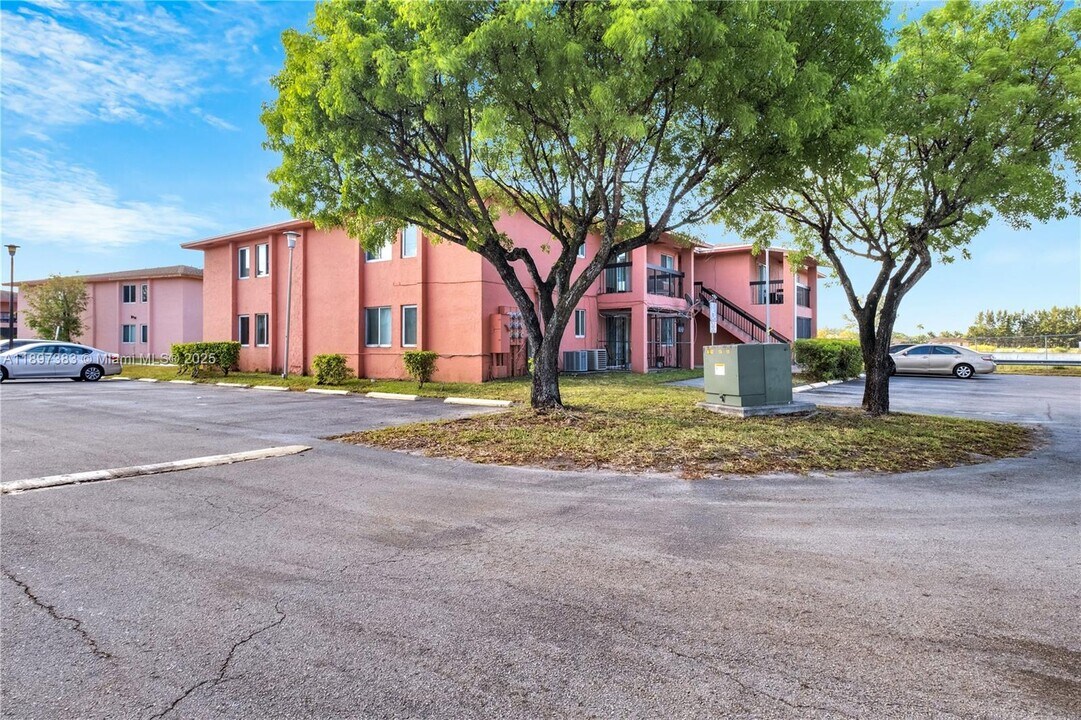 2020 NW 119th St in Miami, FL - Foto de edificio