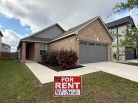 323 Deer Crest Dr in New Braunfels, TX - Building Photo
