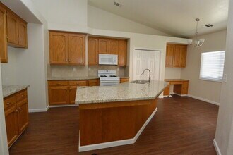 2843 S Covington Ct in Visalia, CA - Building Photo - Building Photo