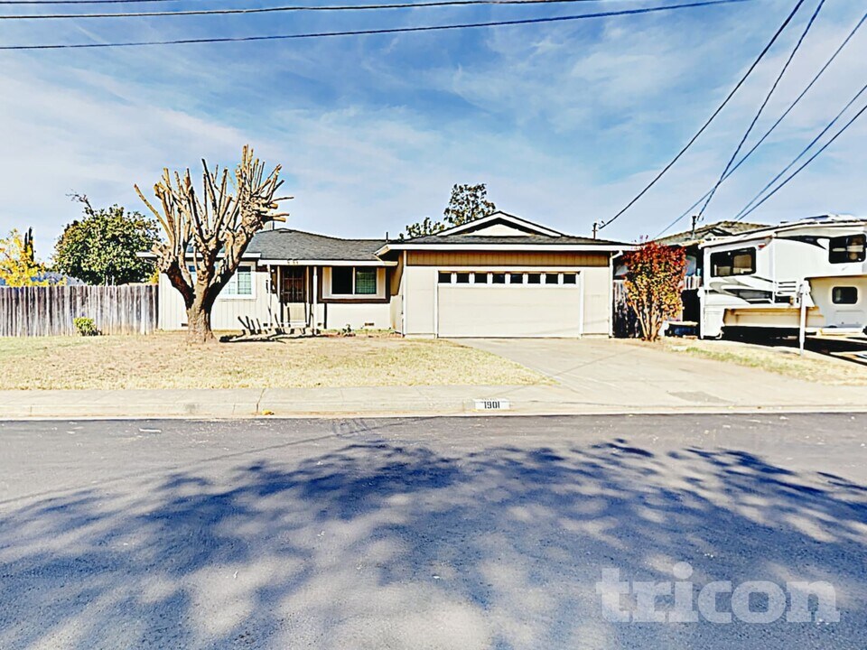 1901 Georgina Dr in Olivehurst, CA - Foto de edificio