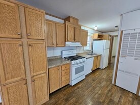 4 Parkview Dr in New Hartford, NY - Building Photo