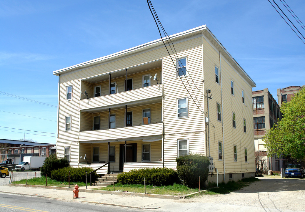 368 E School St in Woonsocket, RI - Building Photo