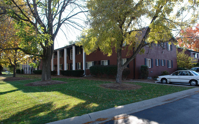 Eastbrooke Apartments in Warren, MI - Building Photo - Building Photo