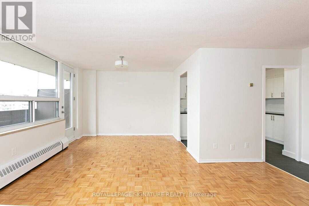 6200 Bathurst St in Toronto, ON - Building Photo