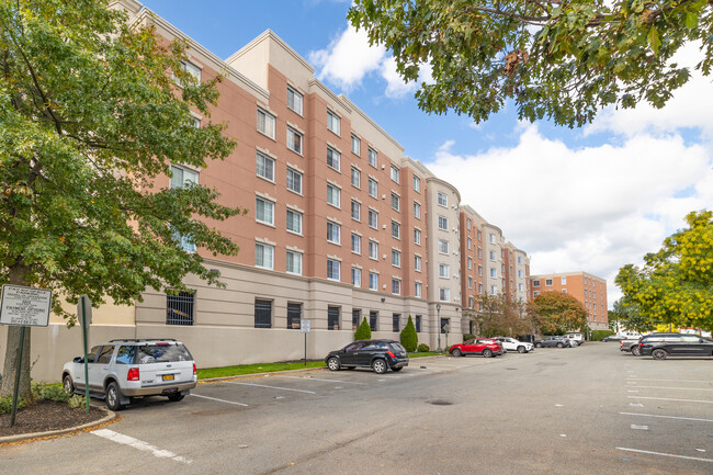 Maple Tower Condominium in Westbury, NY - Building Photo - Building Photo