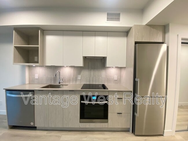 1488 Bertram St in Kelowna, BC - Building Photo - Building Photo