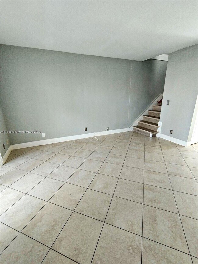 5701 NW 21st St in Lauderhill, FL - Building Photo - Building Photo