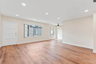 4572 Nebo Dr, Unit H in La Mesa, CA - Foto de edificio - Building Photo