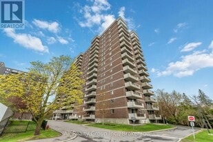 1705 Playfair Dr in Ottawa, ON - Building Photo