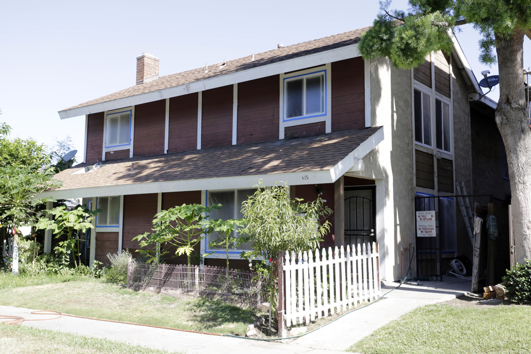 615 E Chestnut Ave in Santa Ana, CA - Foto de edificio