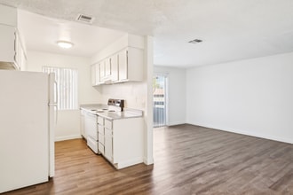 1750 Karen Ave in Las Vegas, NV - Building Photo - Building Photo