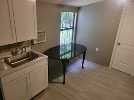 1107 NW 15th Pl, Unit 1 bed 1 bath Studio Apt in Fort Lauderdale, FL - Building Photo