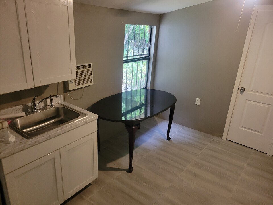 1107 NW 15th Pl, Unit 1 bed 1 bath Studio Apt in Fort Lauderdale, FL - Foto de edificio