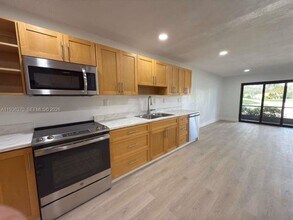 9001 Jacaranda Ln in Plantation, FL - Building Photo - Building Photo