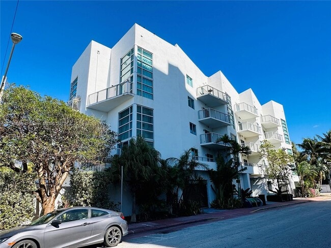 7700 Collins Ave in Miami Beach, FL - Foto de edificio - Building Photo