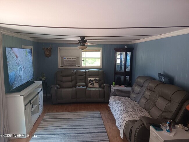 308 Milton Ave in Interlachen, FL - Building Photo - Building Photo