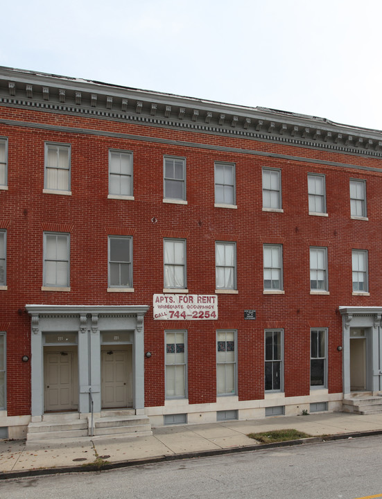 221 N Calhoun St in Baltimore, MD - Building Photo