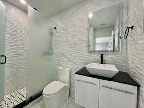 575 NE 179th Dr in North Miami Beach, FL - Building Photo - Building Photo