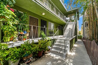 944 N San Vicente Blvd in West Hollywood, CA - Building Photo - Building Photo