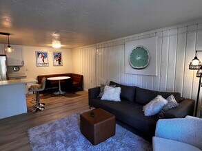 1806 W Gore Creek Dr, Unit Lower Lock off in Vail, CO - Building Photo - Building Photo