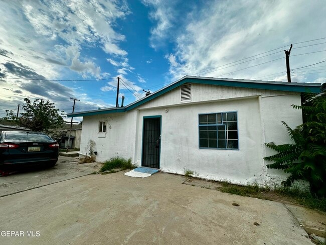 6041 Yandell Dr in El Paso, TX - Building Photo - Building Photo