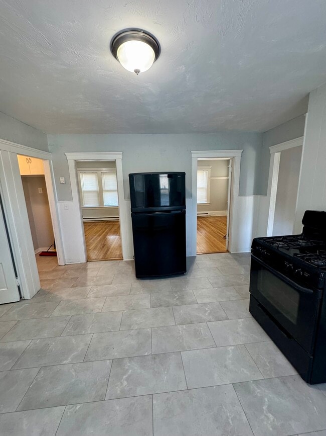31 Falmouth St, Unit #2 in Worcester, MA - Building Photo - Building Photo