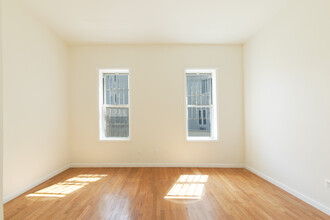 176 Kingsland Ave in Brooklyn, NY - Building Photo - Interior Photo