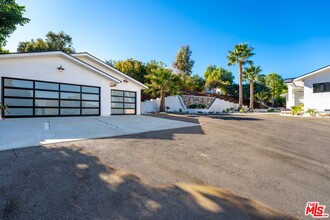 19536 Wells Dr in Los Angeles, CA - Foto de edificio - Building Photo