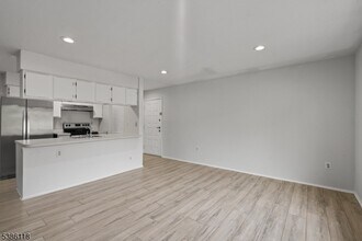 37 Eton Way in Franklin Township, NJ - Building Photo - Building Photo