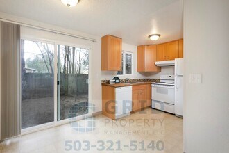 7033 SW Garden Home Rd in Portland, OR - Foto de edificio - Building Photo