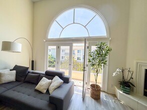 435 Arnaz Dr in Los Angeles, CA - Building Photo - Building Photo