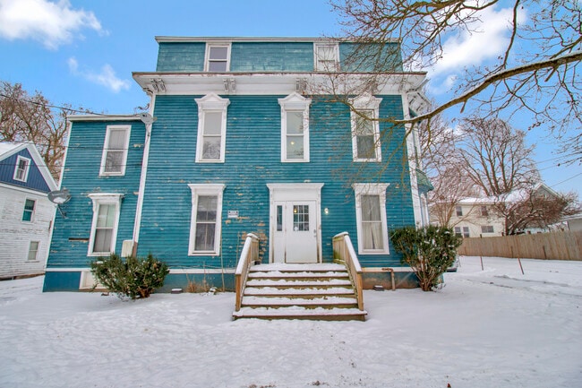 111 Cottage St in Lockport, NY - Foto de edificio - Building Photo