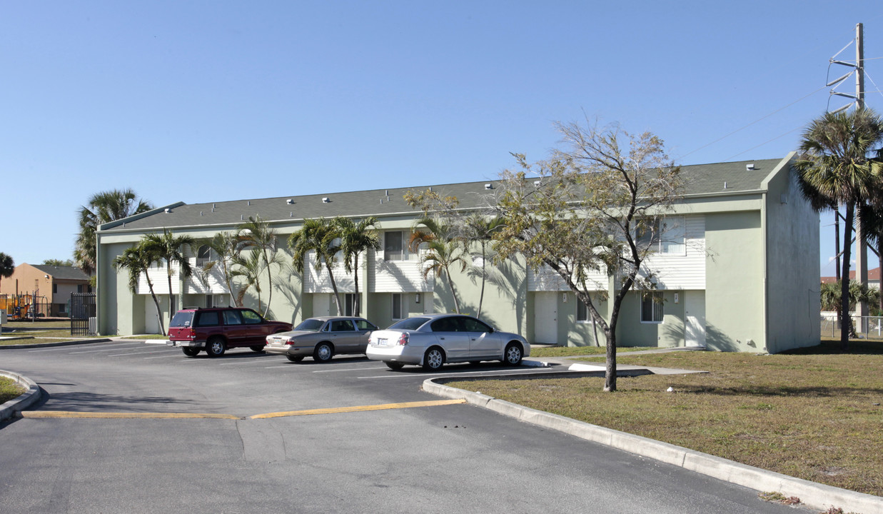 Robinson Village in West Palm Beach, FL - Foto de edificio