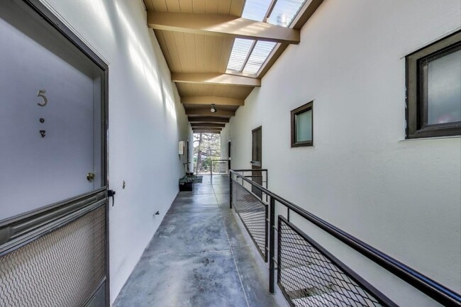 100 Millbrae Ave in Millbrae, CA - Foto de edificio - Building Photo